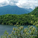 Panorama sul Lago Pistono con il castello di Montalto